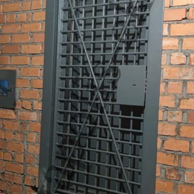 Двери, окна  и решетки на стены в комнату хранения оружия
